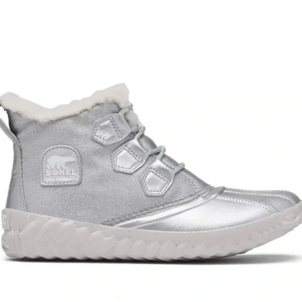 9W - [NEW] Women's Disney X Sorel‎ Out N About Plus Frozen Boots LL3661-034